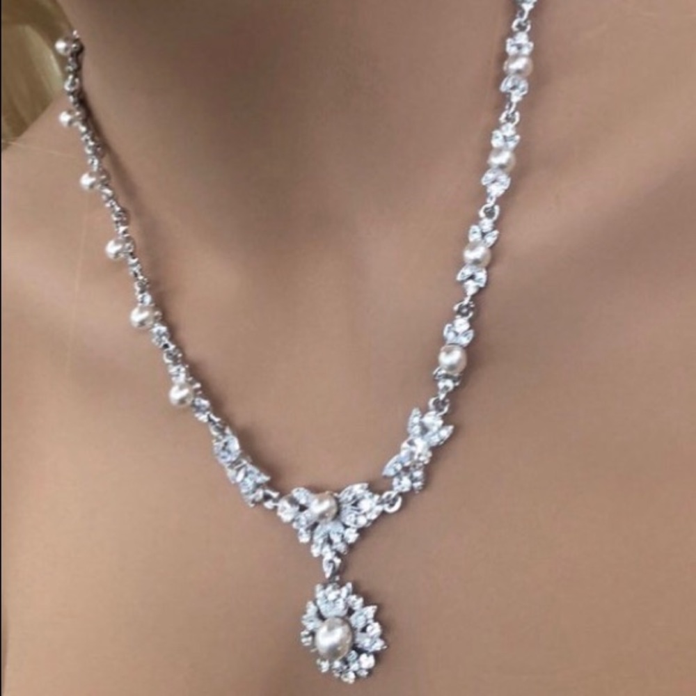 NWT Dainty Pearl and Rhinestones Necklace Set - Picture 6 of 10